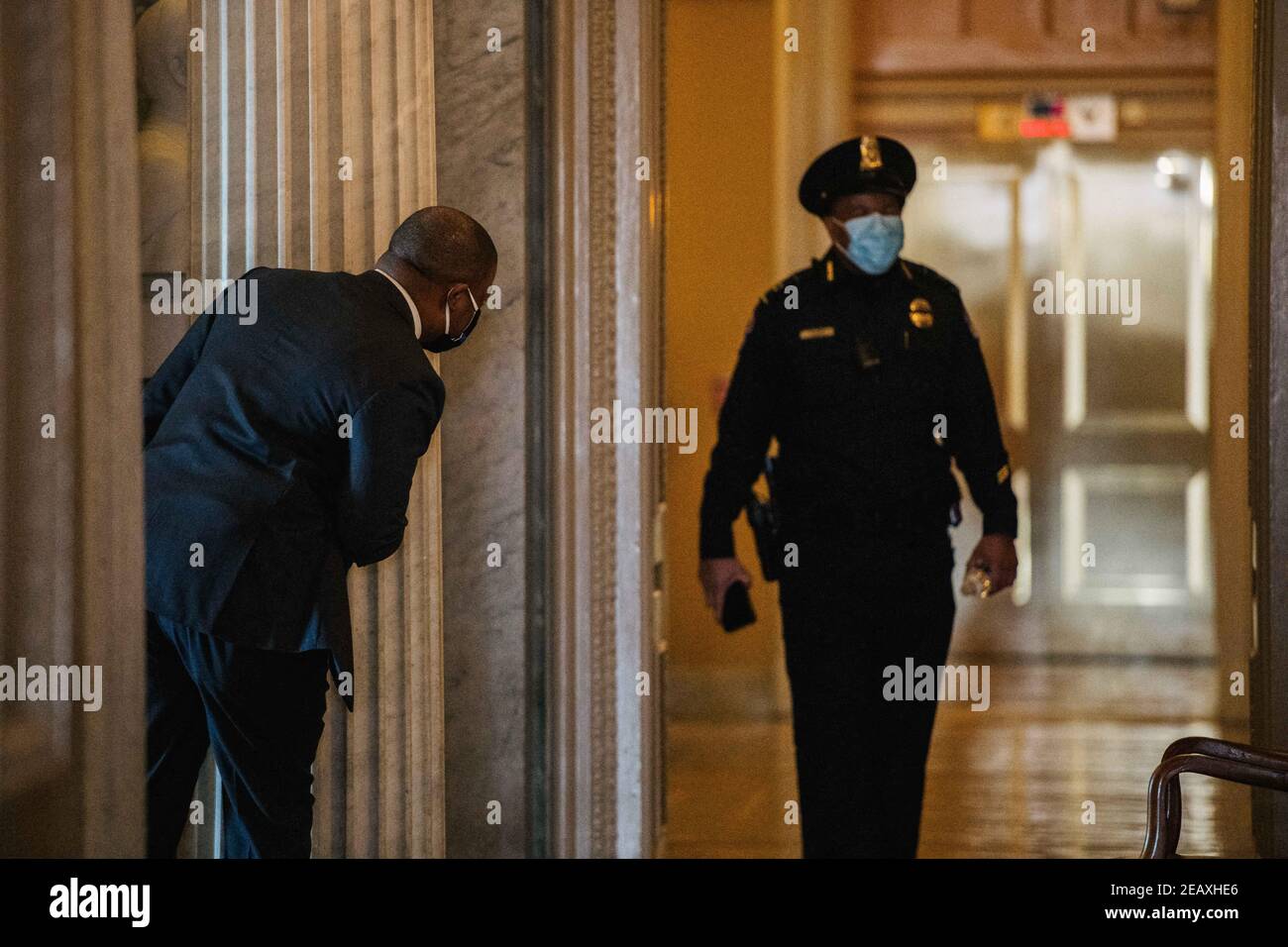 Washington, Stati Uniti. 10 Feb 2021. L'ufficiale della polizia del Campidoglio Eugene Goodman gioca con un ufficiale in vista del secondo giorno del Â™secondo processo di impeachment di TrumpâÂ il 09 febbraio 2021 a Washington, DC, USA. Oggi, il Senato inizierà il secondo processo di impeachment di TrumpâÂ€Â™per rispondere alle osservazioni che ha fatto prima della rivolta del Campidoglio degli Stati Uniti il 6 gennaio. Foto di Brandon Bell/piscina/ABACAPRESS.COM. Credit: Abaca Press/Alamy Live News Foto Stock