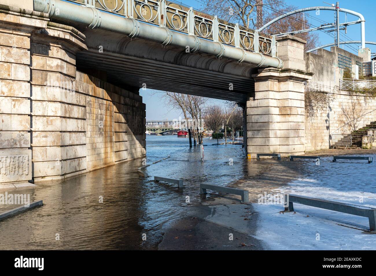 Alluvione del fiume Senna con Pont Bir-Hakeim nel Sfondo a Parigi Foto Stock