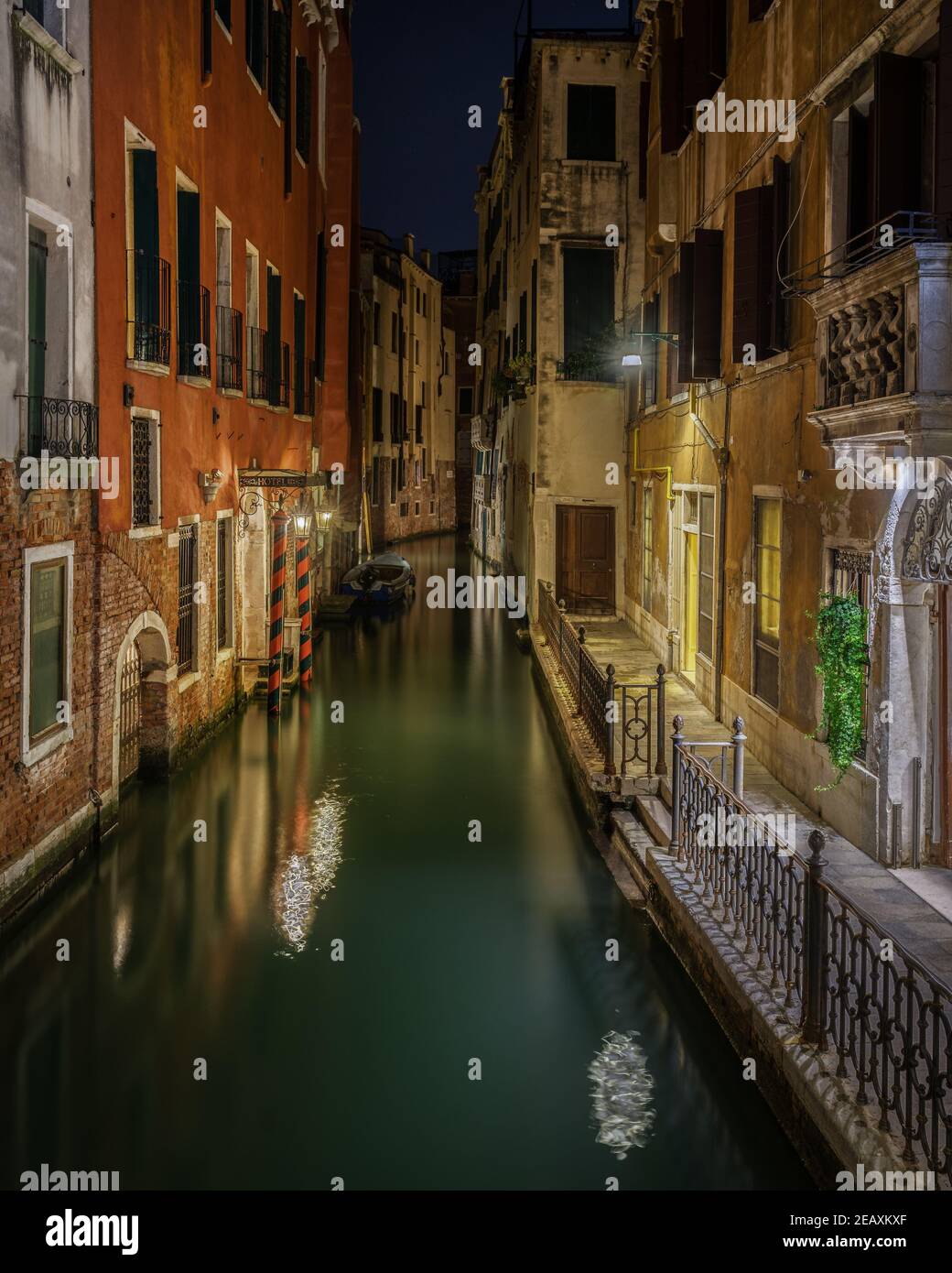 Vista panoramica notturna di un tipico canale veneziano, Venezia, Italia Foto Stock