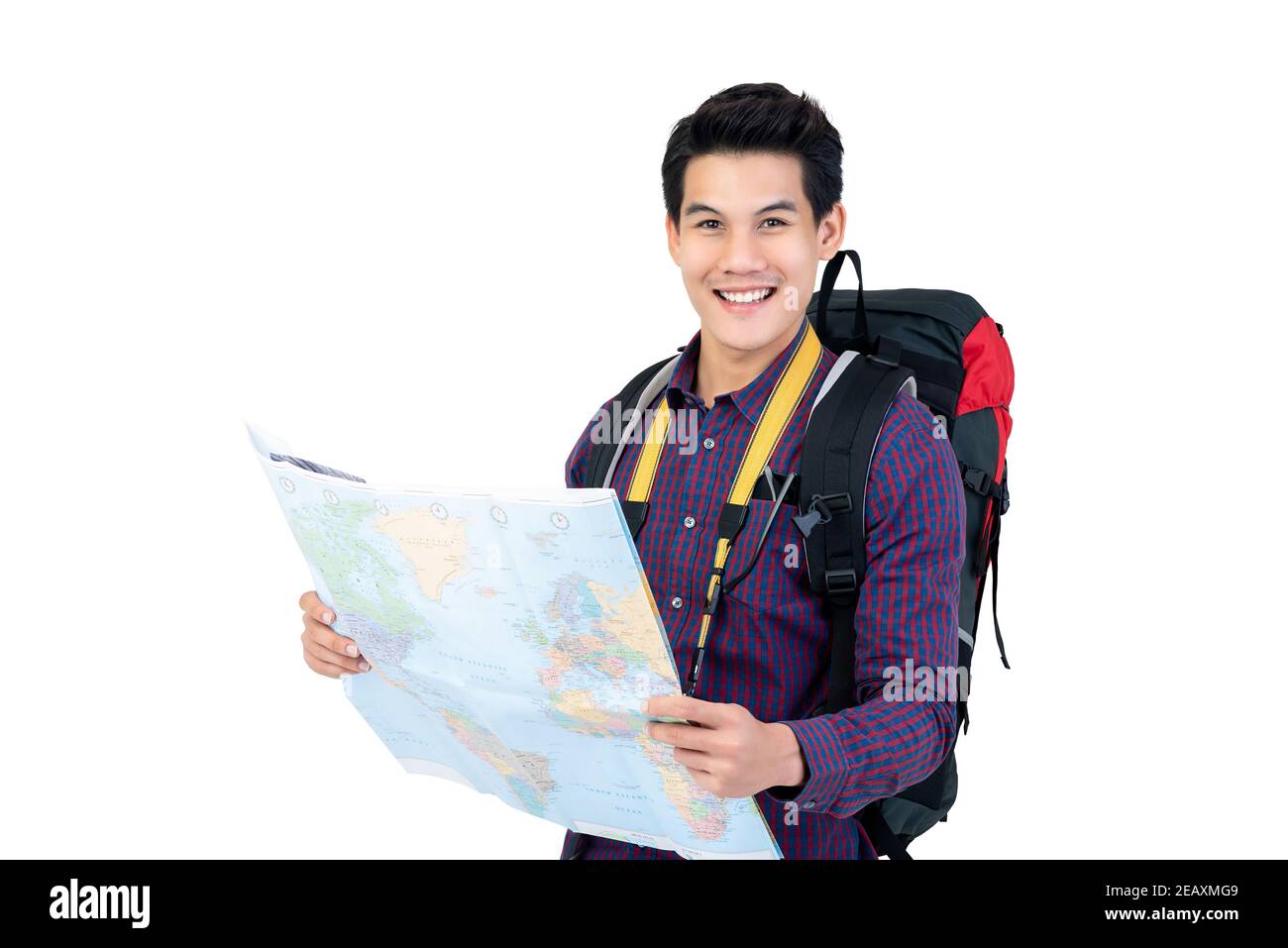 Sorridente giovane uomo turistico asiatico con zaino in mano mappa del mondo isolata su sfondo bianco Foto Stock