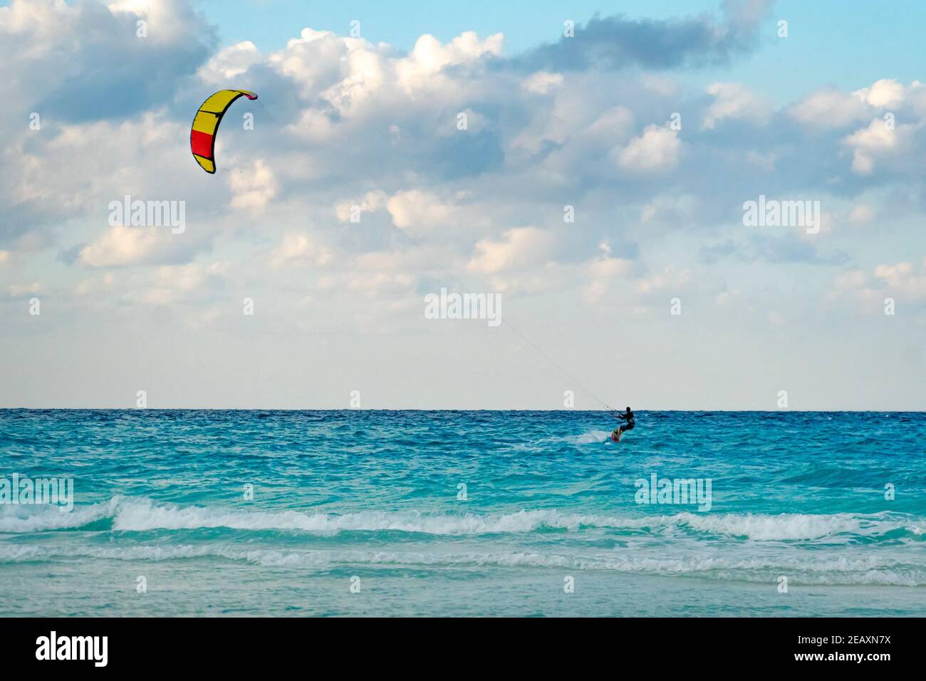 L'uomo è kitesurf nel mare dei Caraibi a Varadero Cuba. Foto Stock