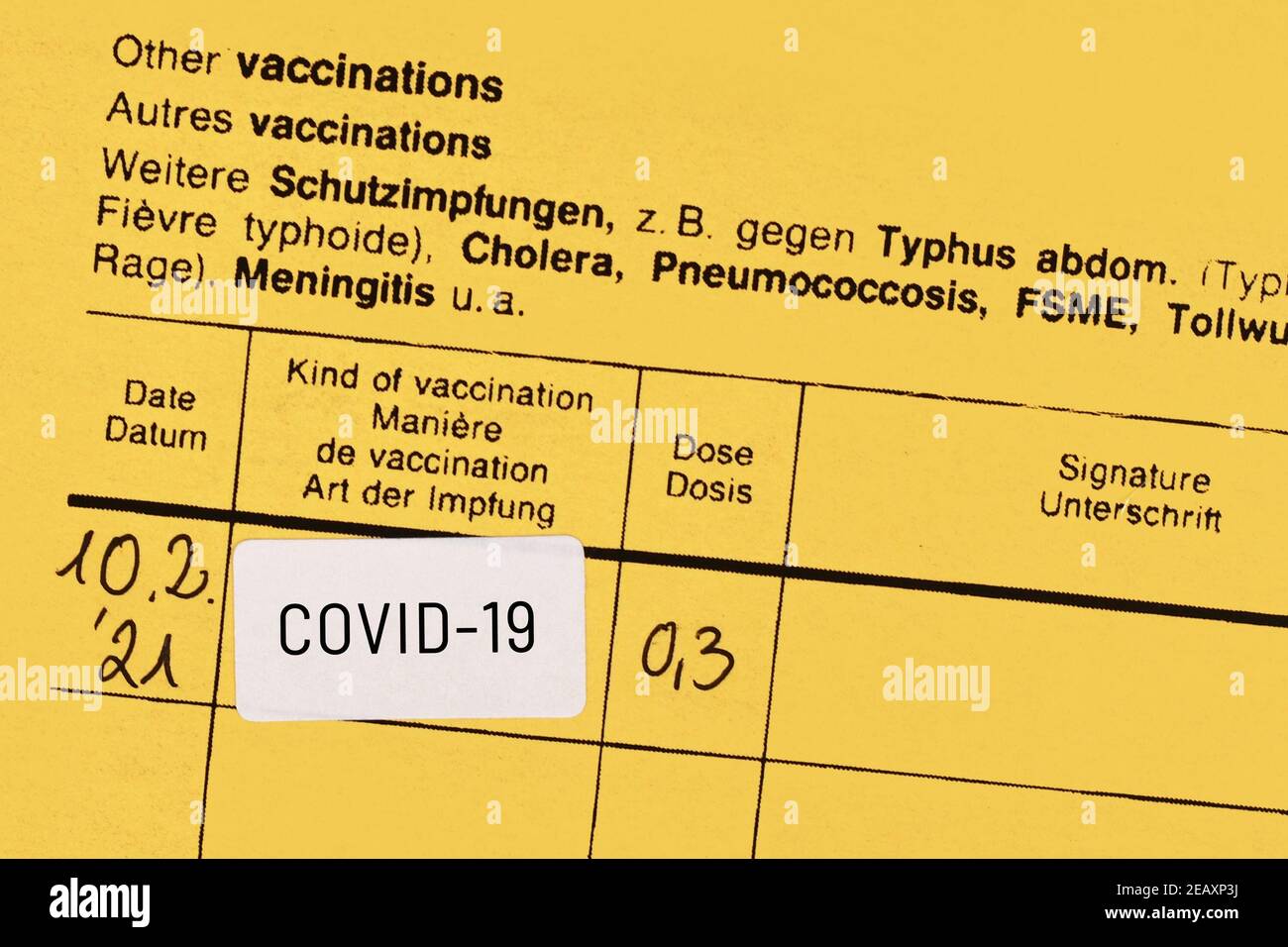 Certificato di vaccinazione con adesivo vaccino COVID-19 Foto Stock