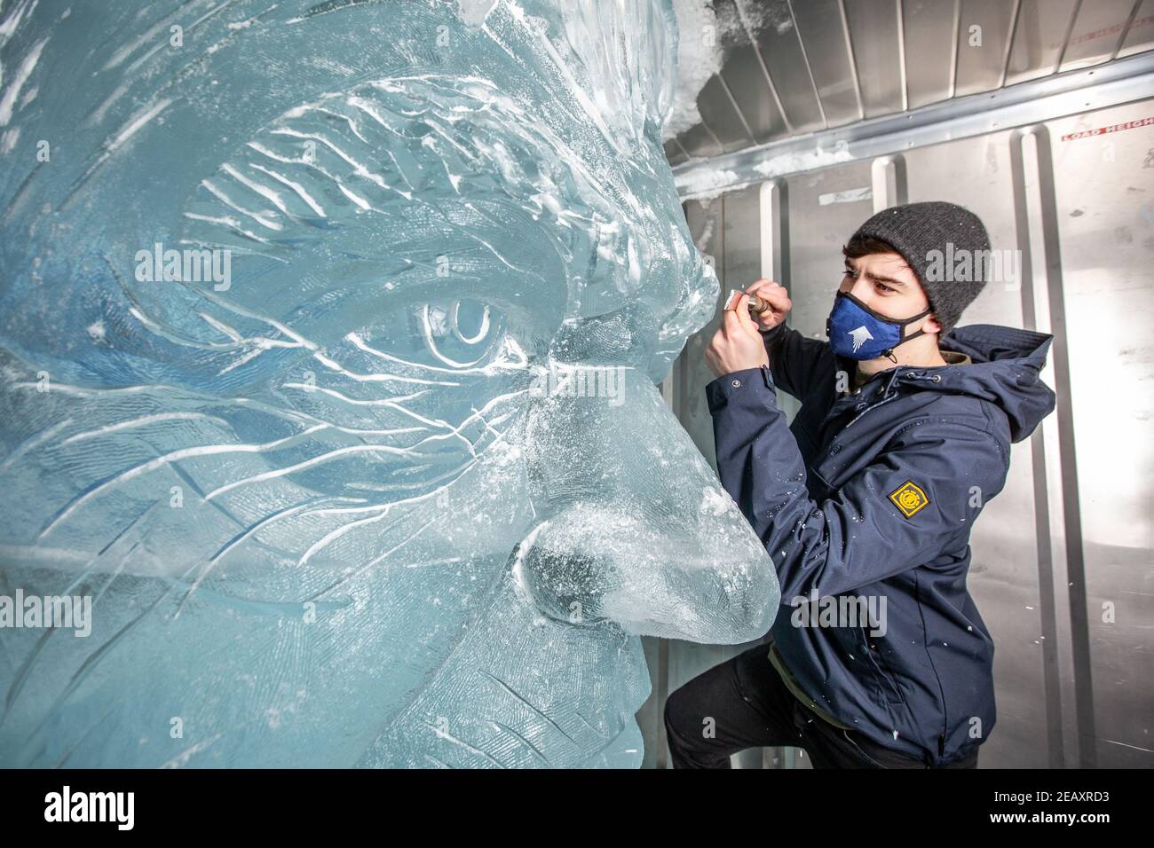 Sam Swanborough degli scultori Hamilton apporta un tocco finale a ‘TENZING Agire’ scultura su ghiaccio di Sir David Attenborough per dimostrare Fusione artica Foto Stock