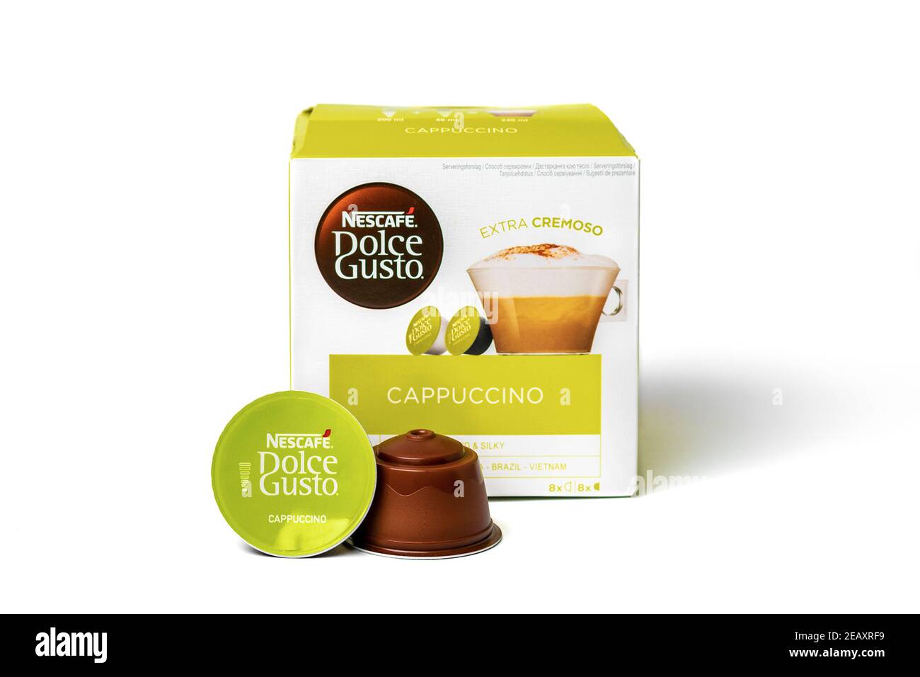 Gennaio 2021, Milano, Italia Set di capsule di caffè Nescafe Dolce gusto isolate su sfondo bianco Vista dall'alto bevanda piatta ottenuta da capsule dosate Foto Stock