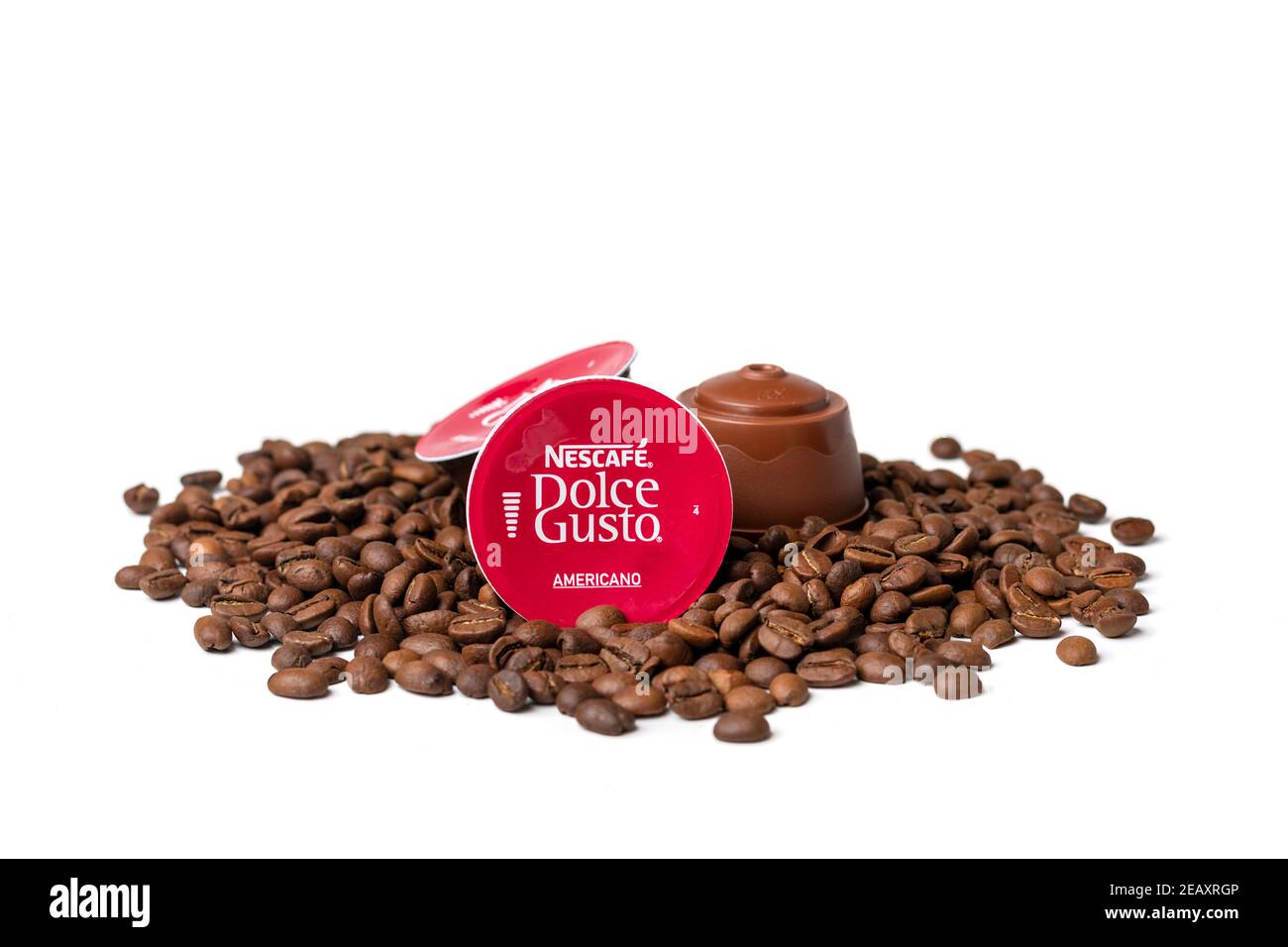 Gennaio 2021, Milano, Italia Set di capsule di caffè Nescafe Dolce gusto isolate su sfondo bianco Vista dall'alto bevanda piatta ottenuta da capsule dosate Foto Stock