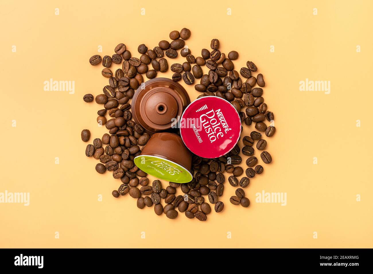 Gennaio 2021, Milano, Italia Set di capsule di caffè Nescafe Dolce gusto isolate su sfondo bianco Vista dall'alto bevanda piatta ottenuta da capsule dosate Foto Stock