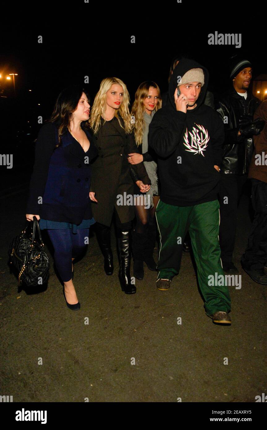 Jessica Simpson e Ashlee Simpson frequentano gli arrivi per LE BEVANDE L'AMERICA lancia LA VODKA TRUMP al night club Les Deux il 17 gennaio 2007 a Los Angeles, California. Foto Stock