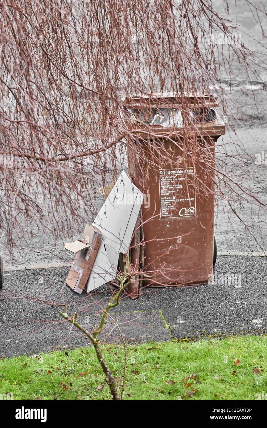 Bidone marrone, con rifiuti riciclabili, su un marciapiede in attesa di raccolta a Corby, Nhants, Inghilterra. Foto Stock