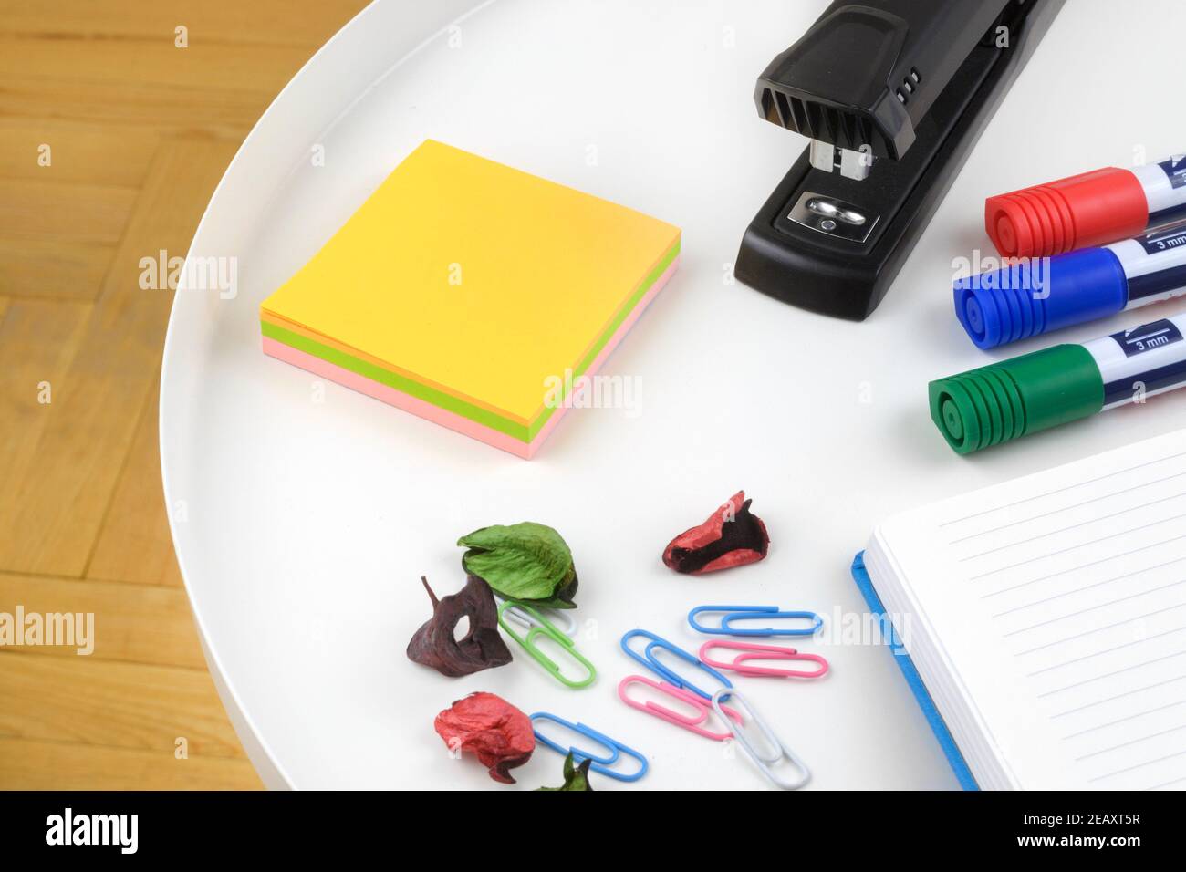 Materiali di consumo per ufficio su tavolo bianco Foto Stock