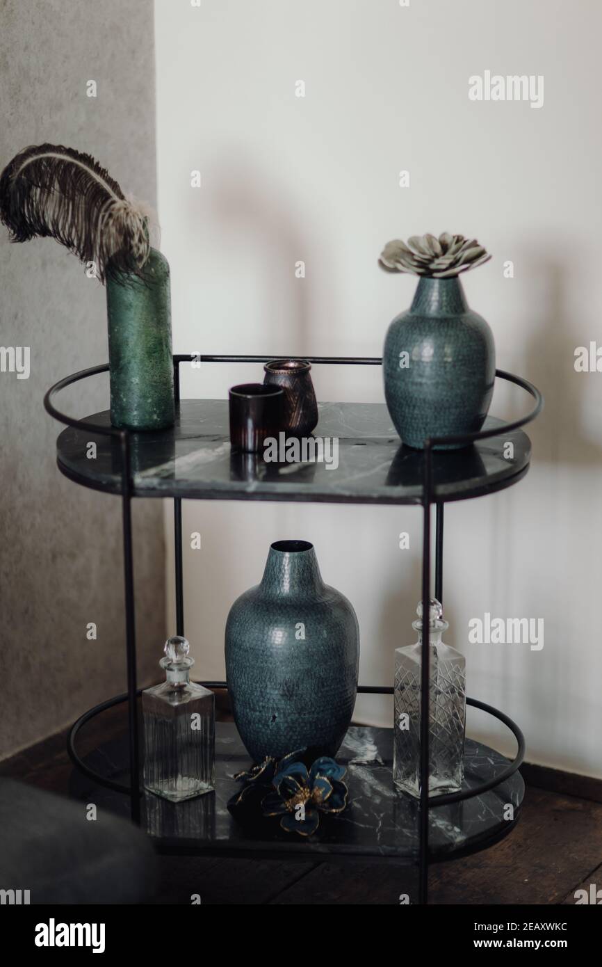Immagine verticale di vasi vintage con piume decorative nella angolo della  camera Foto stock - Alamy