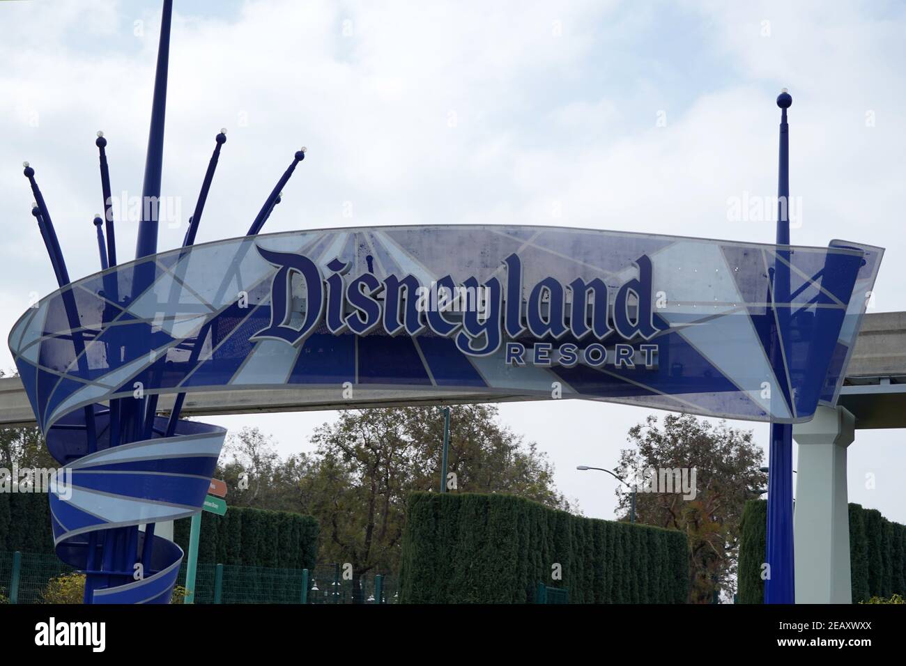 Un cartello Disneyland Resort, mercoledì 10 febbraio 2021, ad Anaheim, Calif. Foto Stock