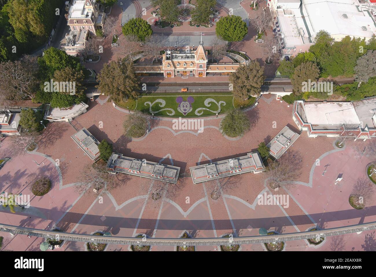 Una vista aerea della stazione ferroviaria principale di St. All'entrata del parco di Disneyland, mercoledì 10 febbraio 2021, ad Anaheim, Calif. Foto Stock