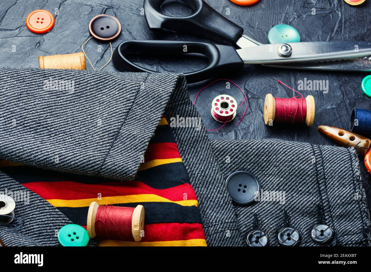 Kit per cucire fili, bottoni e tessuti. Accessori per cucire e per l'ago Foto Stock