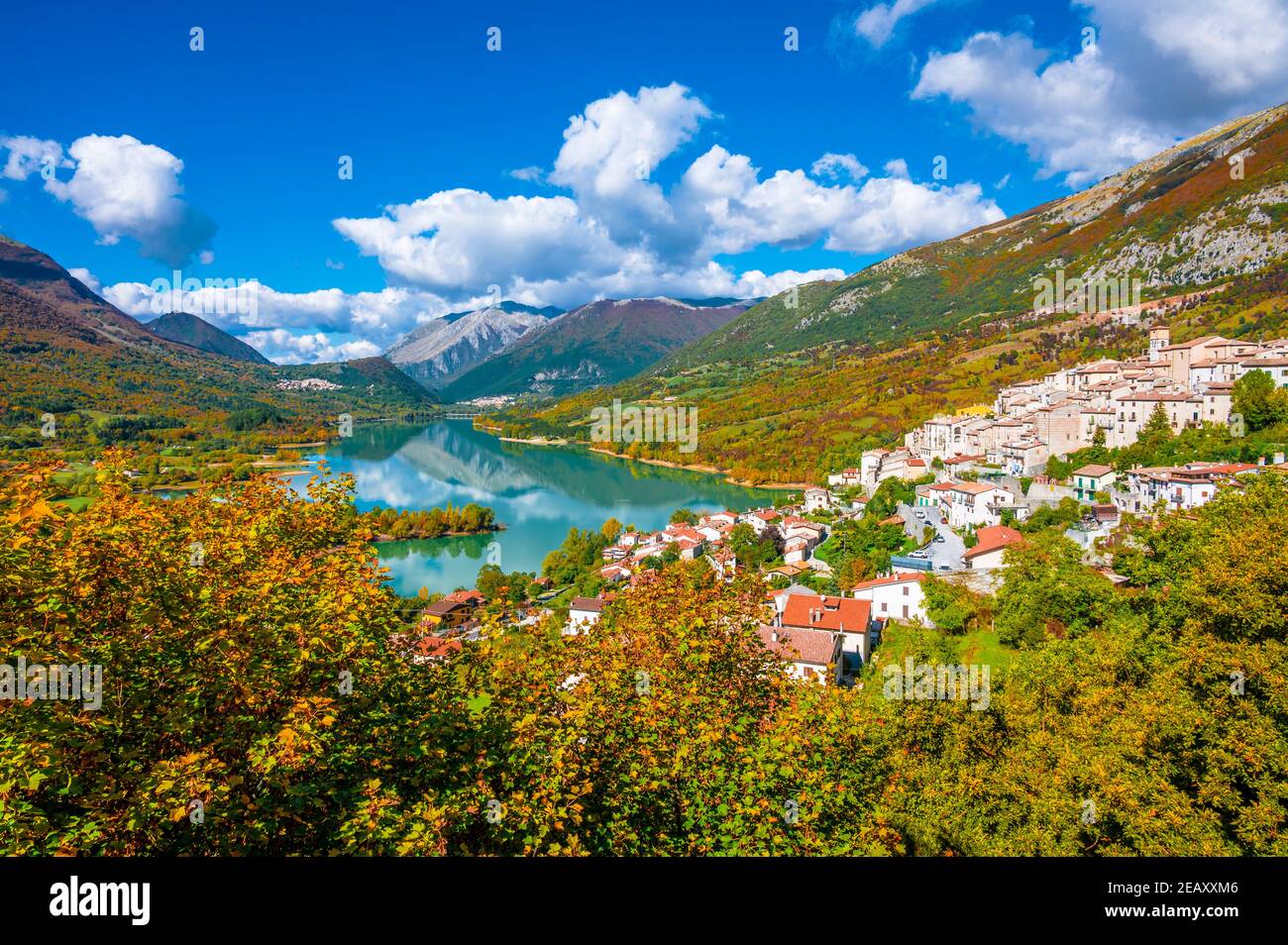 Parco Nazionale d'Abruzzo, Lazio e Molise (Italia) - autunno con fogliame in riserva naturale montana, con piccoli paesi, lago Barrea, Camosciara Foto Stock