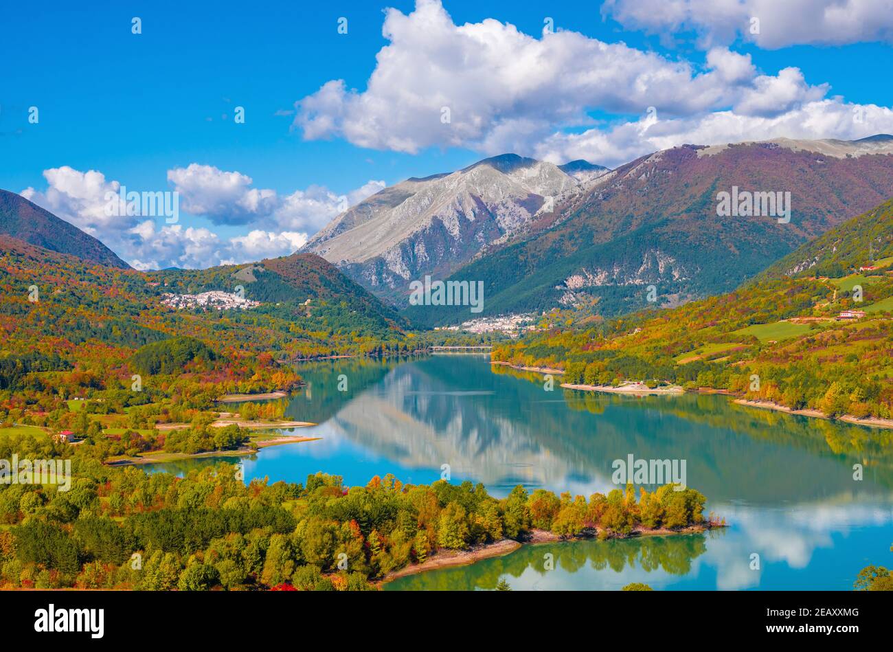 Parco Nazionale d'Abruzzo, Lazio e Molise (Italia) - autunno con fogliame in riserva naturale montana, con piccoli paesi, lago Barrea, Camosciara Foto Stock