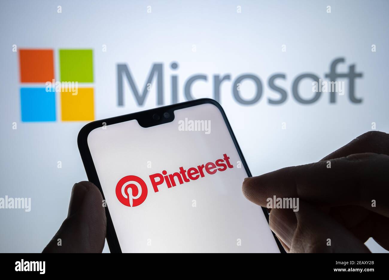 Logo Pinterest visualizzato sullo smartphone e Microsoft sfocato sullo sfondo. Non aa montaggio. Concetto di fusione. Staffoed, Regno Unito: Febbraio Foto Stock