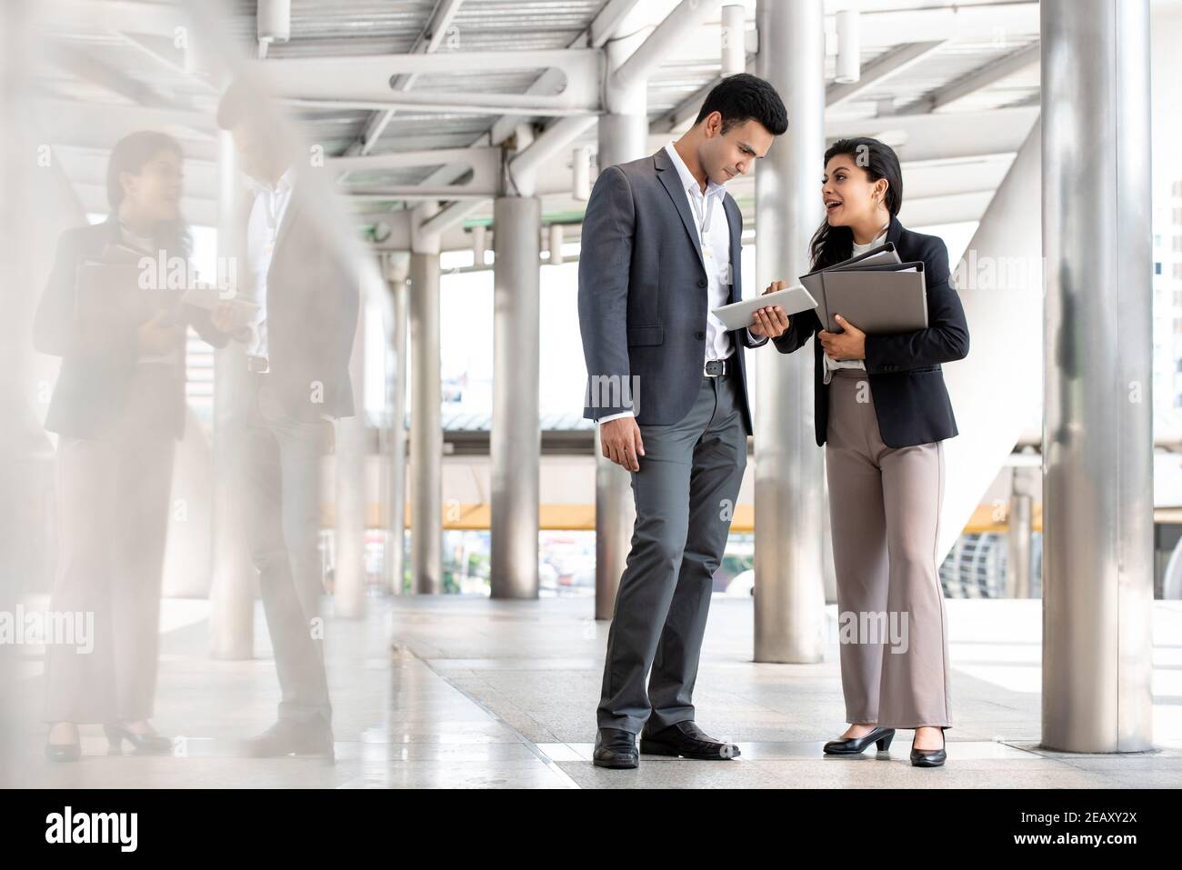 Uomo d'affari indiano e donna d'affari che discute di lavoro all'aperto in città coperta passerella Foto Stock
