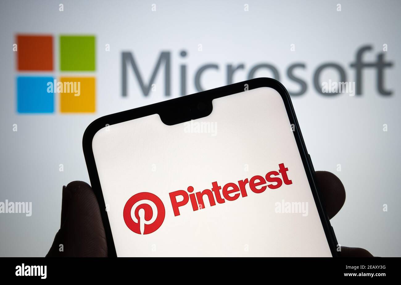 Logo Pinterest visualizzato sullo smartphone e Microsoft sfocato sullo sfondo. Non aa montaggio. Concetto di fusione. Staffoed, Regno Unito: Febbraio Foto Stock