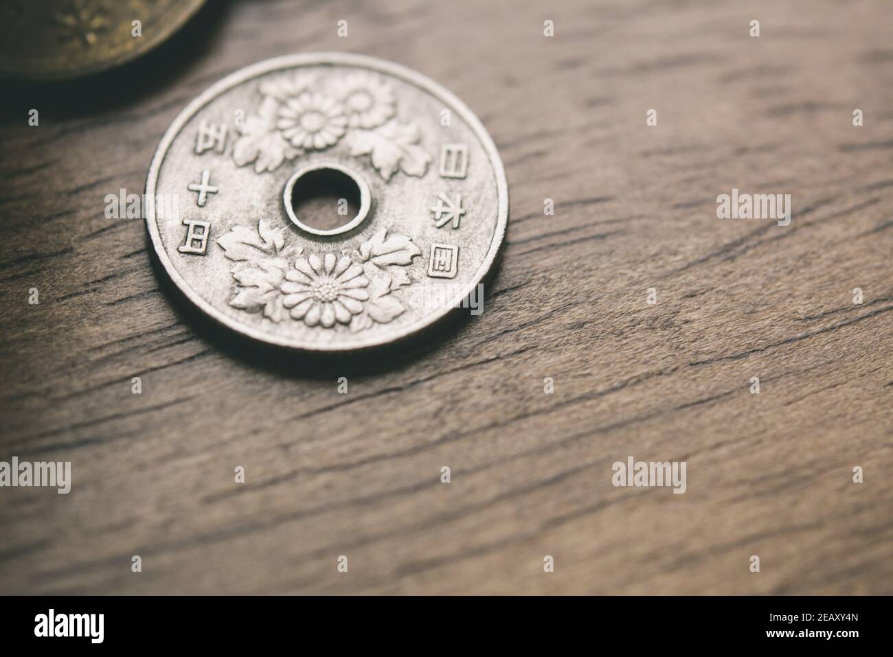 50 Yen moneta giapponese denaro su legno tavolo sfondo per concetto finanziario Foto Stock