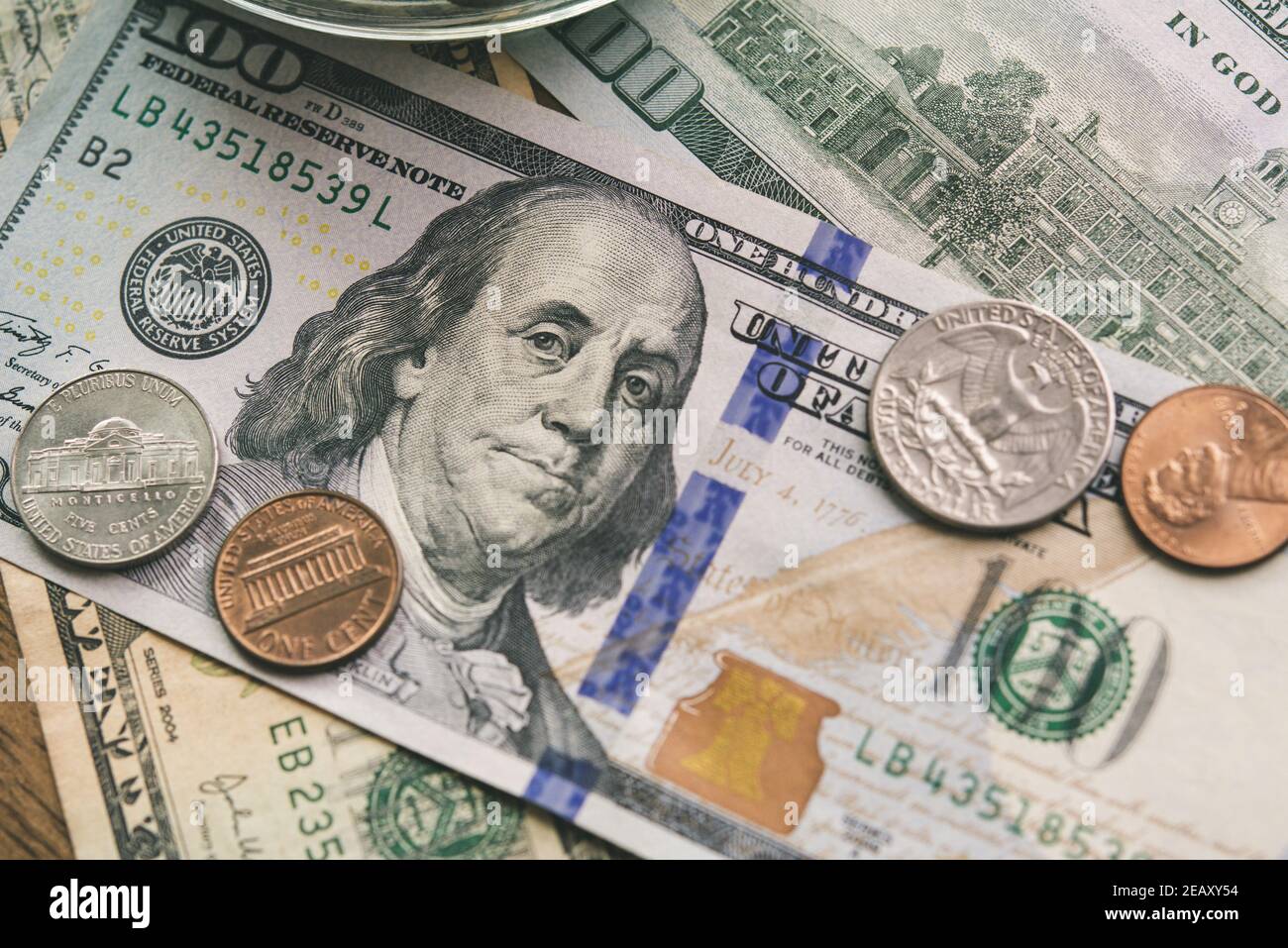 Closeup di banconote e monete in dollari USA per concetti finanziari e di investimento Foto Stock