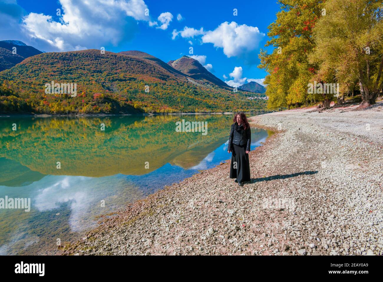 Parco Nazionale d'Abruzzo, Lazio e Molise (Italia) - autunno con fogliame in riserva naturale montana, con piccoli paesi, lago Barrea, Camosciara Foto Stock