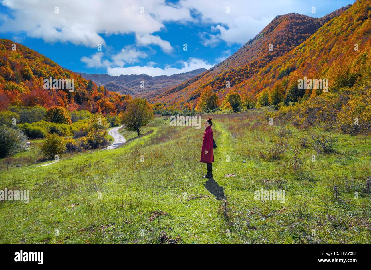 Parco Nazionale d'Abruzzo, Lazio e Molise (Italia) - autunno con fogliame in riserva naturale montana, con piccoli paesi, lago Barrea, Camosciara Foto Stock