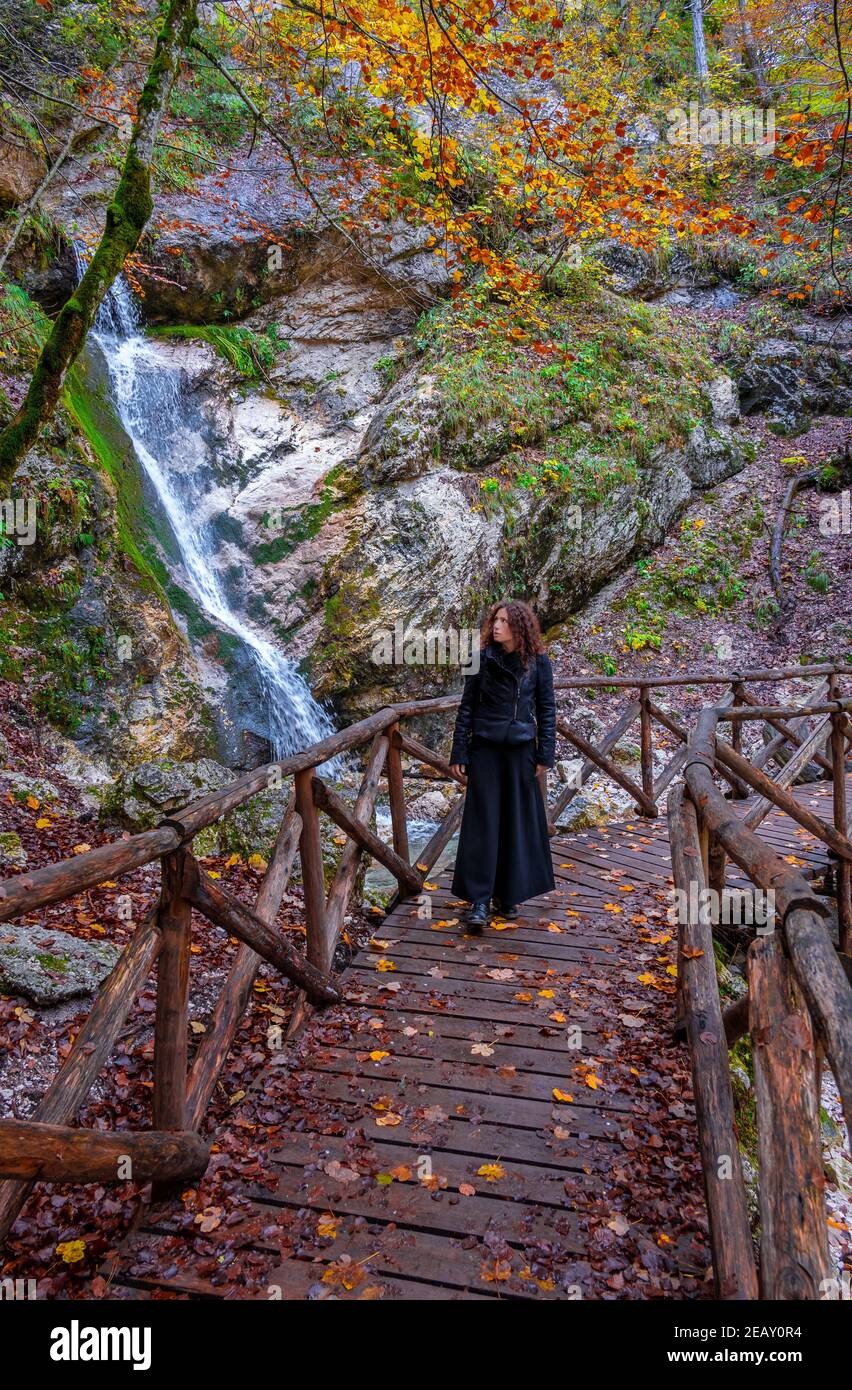 Parco Nazionale d'Abruzzo, Lazio e Molise (Italia) - autunno con fogliame in riserva naturale montana, con piccoli paesi, lago Barrea, Camosciara Foto Stock