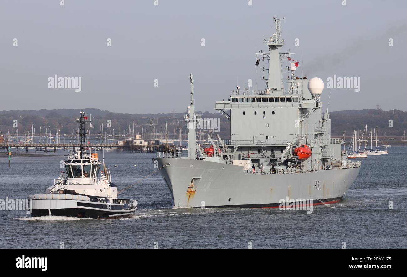 Il Royal Navy Ocean Survey Vessel HMS SCOTT salpa. La nave di Plymouth ha trascorso 19 giorni insieme alla base navale Foto Stock