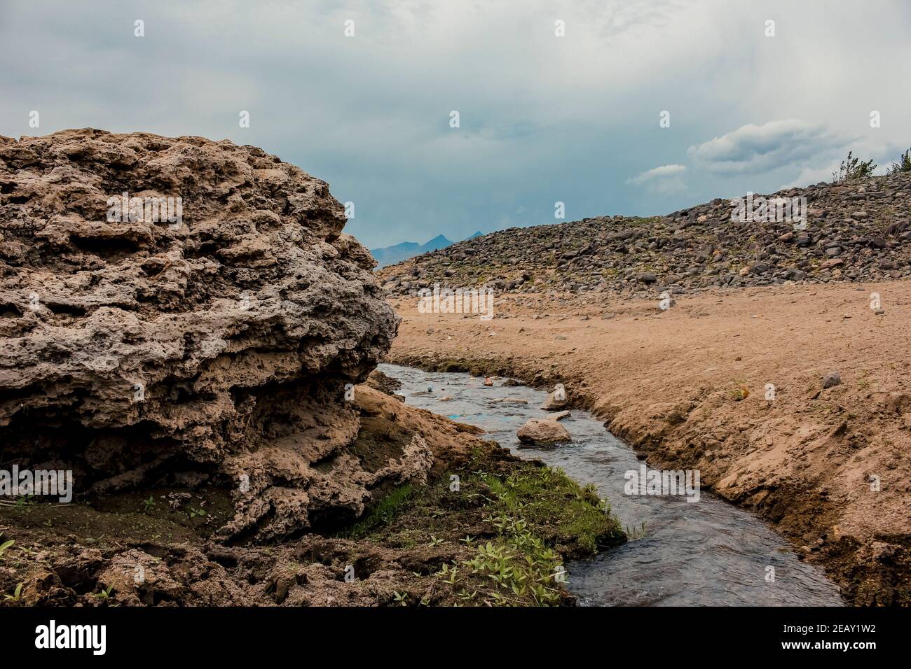 Un paesaggio con minuscoli aneto che scorre attraverso le rocce Foto Stock