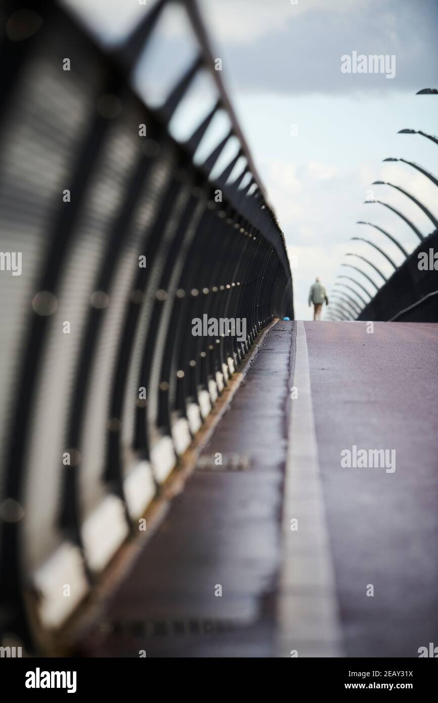 L'uomo anziano cammina su una pista ciclabile vuota Foto Stock
