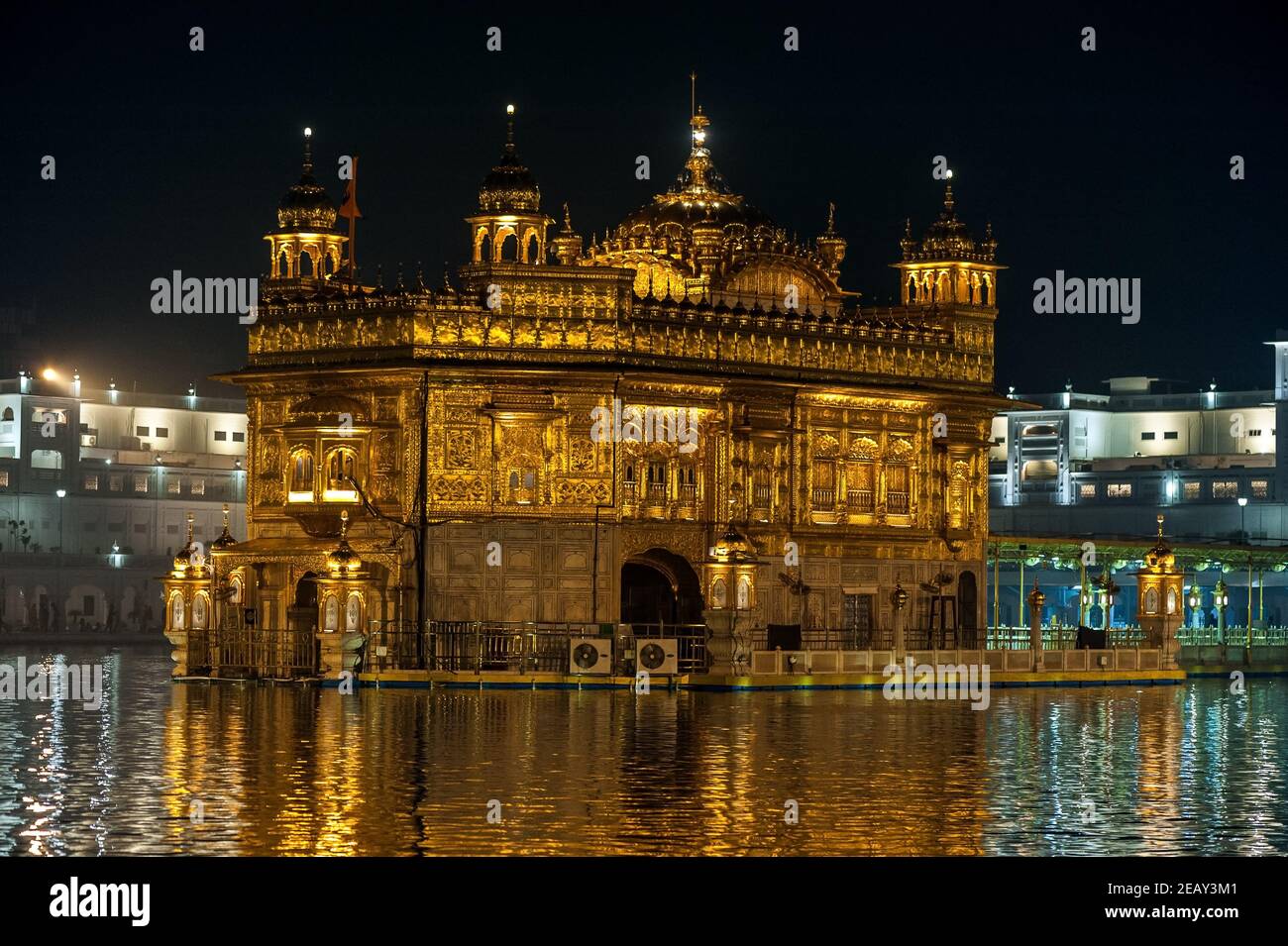 La facciata esterna del tempio d'oro di Amritsar illuminata di notte, il santissimo Gurdwara e luogo di pellegrinaggio del sikhismo, Amritsar Punjab, India Foto Stock