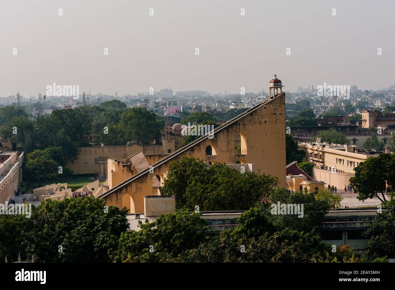 Osservatorio Astronomico Jantar Mantar a Jaipur, India. Si tratta di una collezione di 19 strumenti, costruita dal re Rajput Sawai Jai Singh. Foto Stock