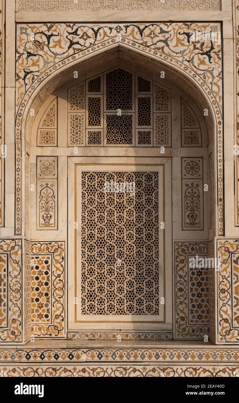 La Tomba di Itmad-ud-Daulah è una delle meraviglie architettoniche più impressionanti della città di Agra. Per questo fatto è conosciuto come il Taj Mahal del bambino Foto Stock