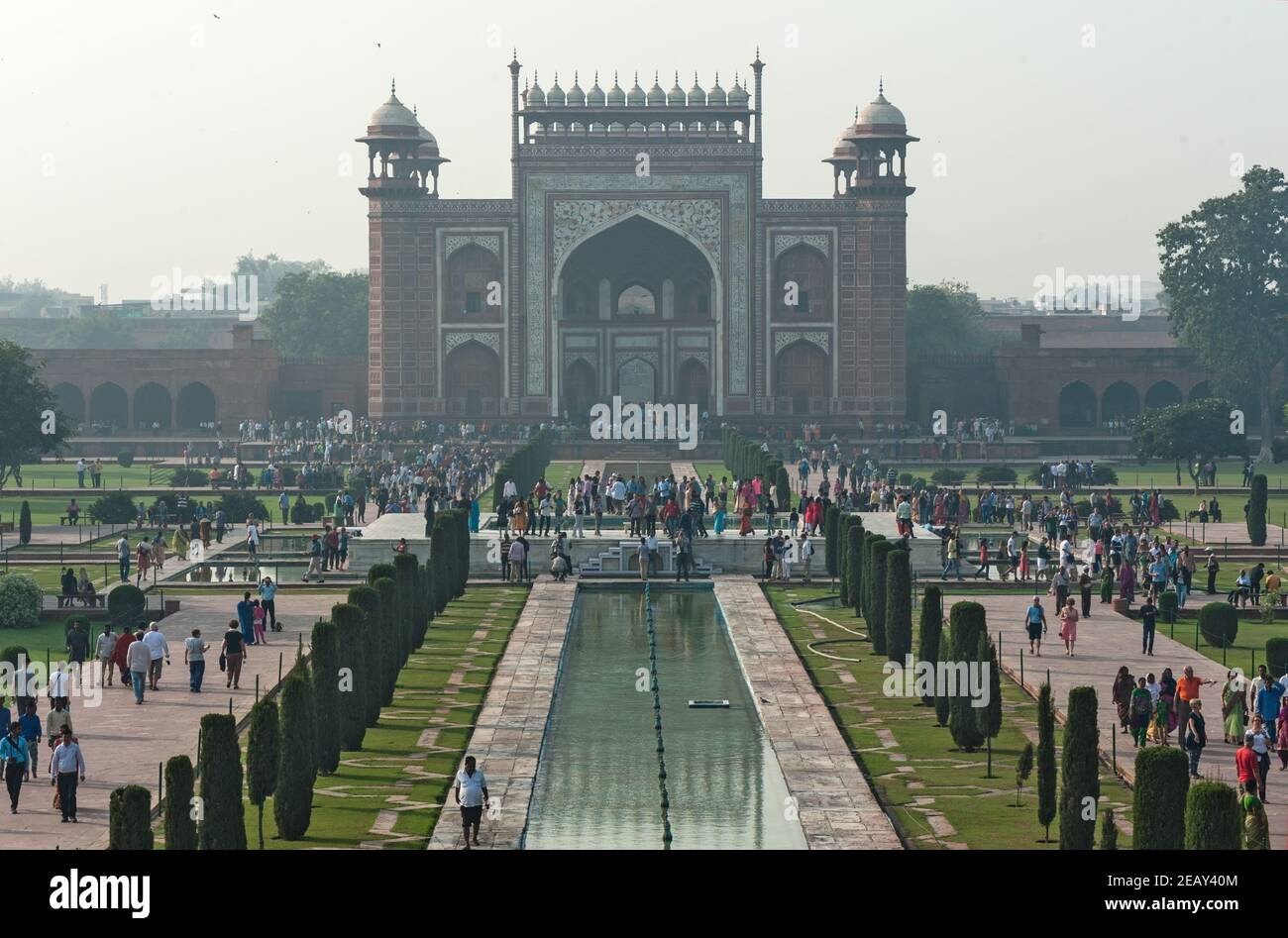 Taj Mahal all'alba, patrimonio dell'umanità dell'UNESCO, Agra Uttar Pradesh India Asia. La corona del Palazzo è un mausoleo in marmo bianco avorio Foto Stock