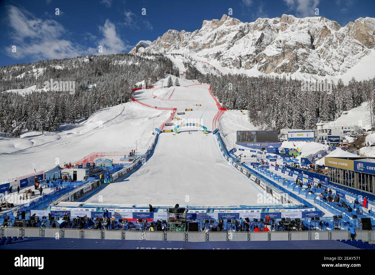 2/11/2021 - l'atmosfera della pista Olimpia delle Tofane durante i Campionati mondiali DI SCI alpino 2021 FIS - Super G - Donne, gara di sci alpino a Cortina (BL), Italia, Febbraio 11 2021 (Foto di IPA/Sipa USA) Credit: Sipa USA/Alamy Live News Foto Stock