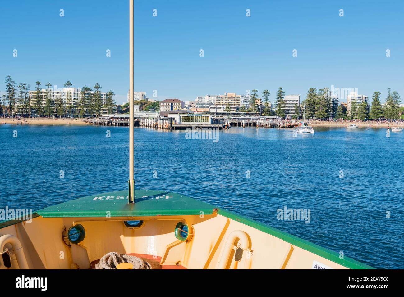 Guardando sopra la prua di un traghetto Manly mentre si avvicina al terminal (molo) a Manly, nuovo Galles del Sud, Australia Foto Stock