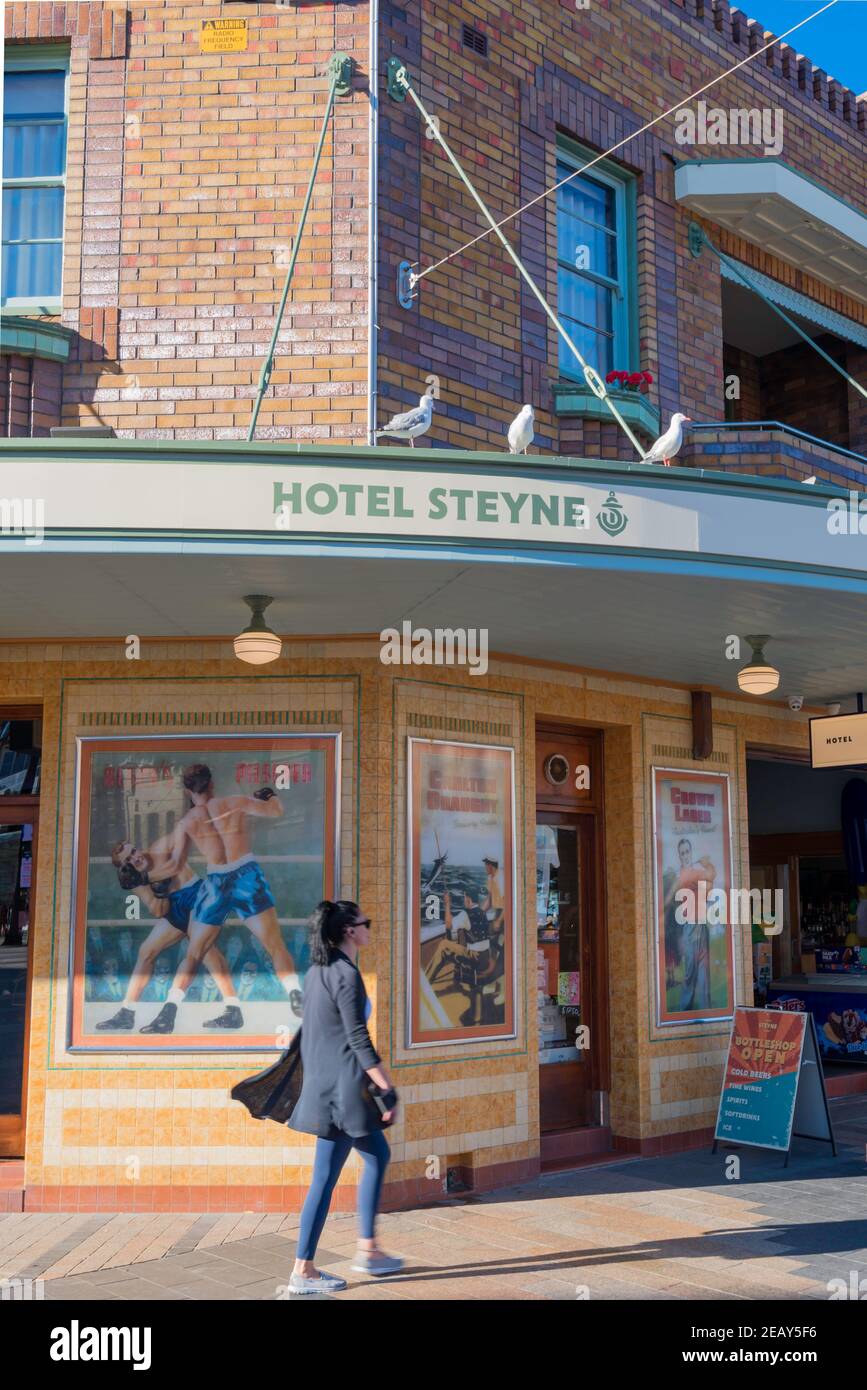 Lo Steyne Hotel di Manly, in stile Art Déco Interwar, è stato costruito da Tooths Limited (produttore di birra) nel 1936 in muratura policromo Foto Stock Lo Steyne Hotel di Manly, in stile Art Déco Interwar, è stato costruito da Tooths Limited (produttore di birra) nel 1936 in muratura policromo Foto Stock