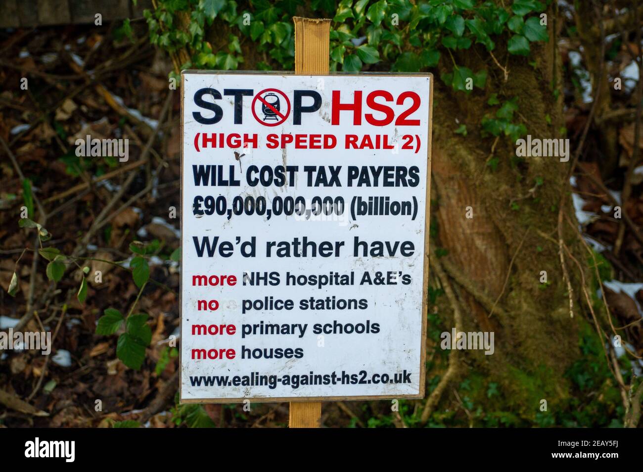 Wendover, Buckinghamshire, Regno Unito. 10 febbraio 2021. Un cartello Stop HS2 fuori da uno dei campi attivisti di Wendover. HS2 Ltd hanno istituito un altro composto in Wendover e hanno iniziato più abbattimento degli alberi. Un team di attivisti anti HS2 e per il cambiamento climatico vive in boschi destinati alla distruzione da parte dell'HS2 per la controversa e ad alta velocità ferrovia da Londra a Birmingham. Nel frattempo, altri attivisti HS2 sono scavati in tunnel a Euston. Credito: Maureen McLean/Alamy Foto Stock