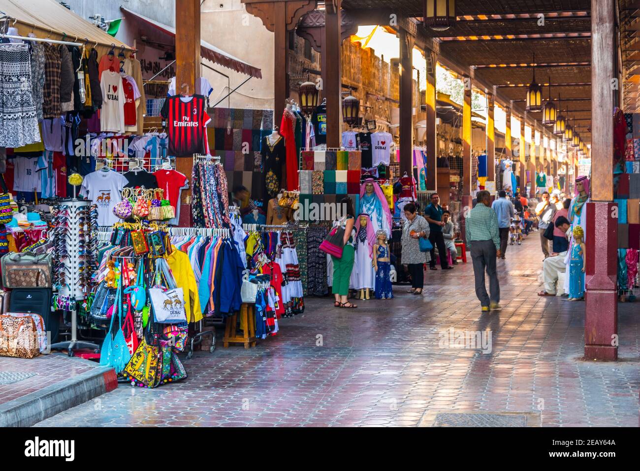 DUBAI, Emirati Arabi Uniti, 25 OTTOBRE 2016: La gente sta passeggiando attraverso il vecchio souq di Deira, Dubai, Emirati Arabi Uniti Foto Stock
