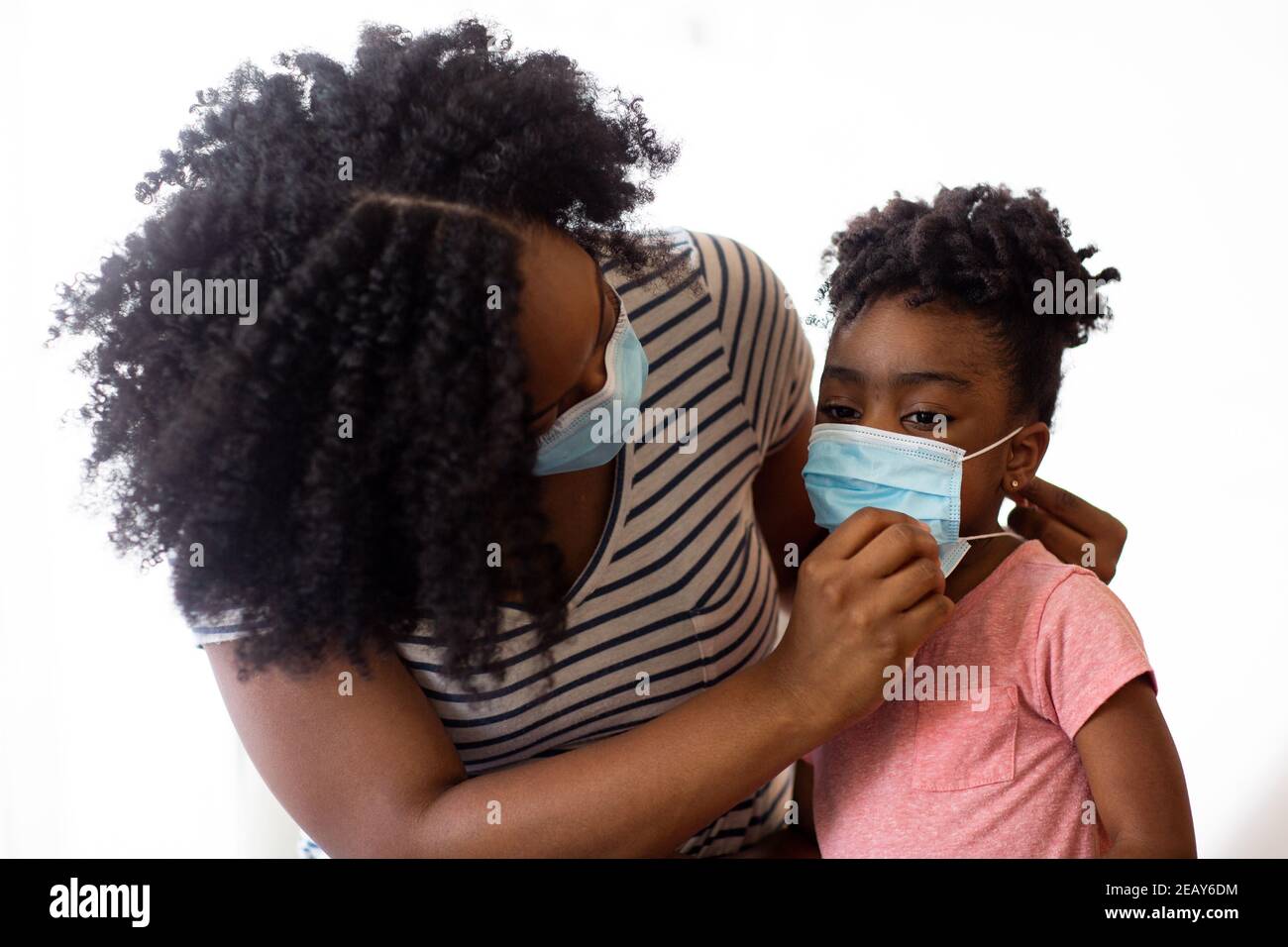 Ritratto di una donna afroamericana e della sua figlia con una maschera facciale. Foto Stock