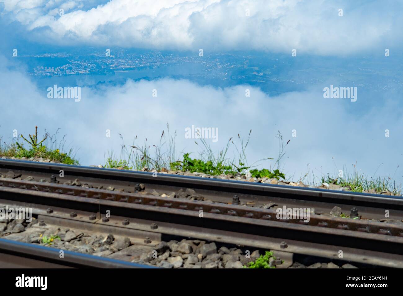 Vista sulla ferrovia a dentiera per il monte Rigi, in Svizzera, attraverso la finestra nuvolosa Foto Stock