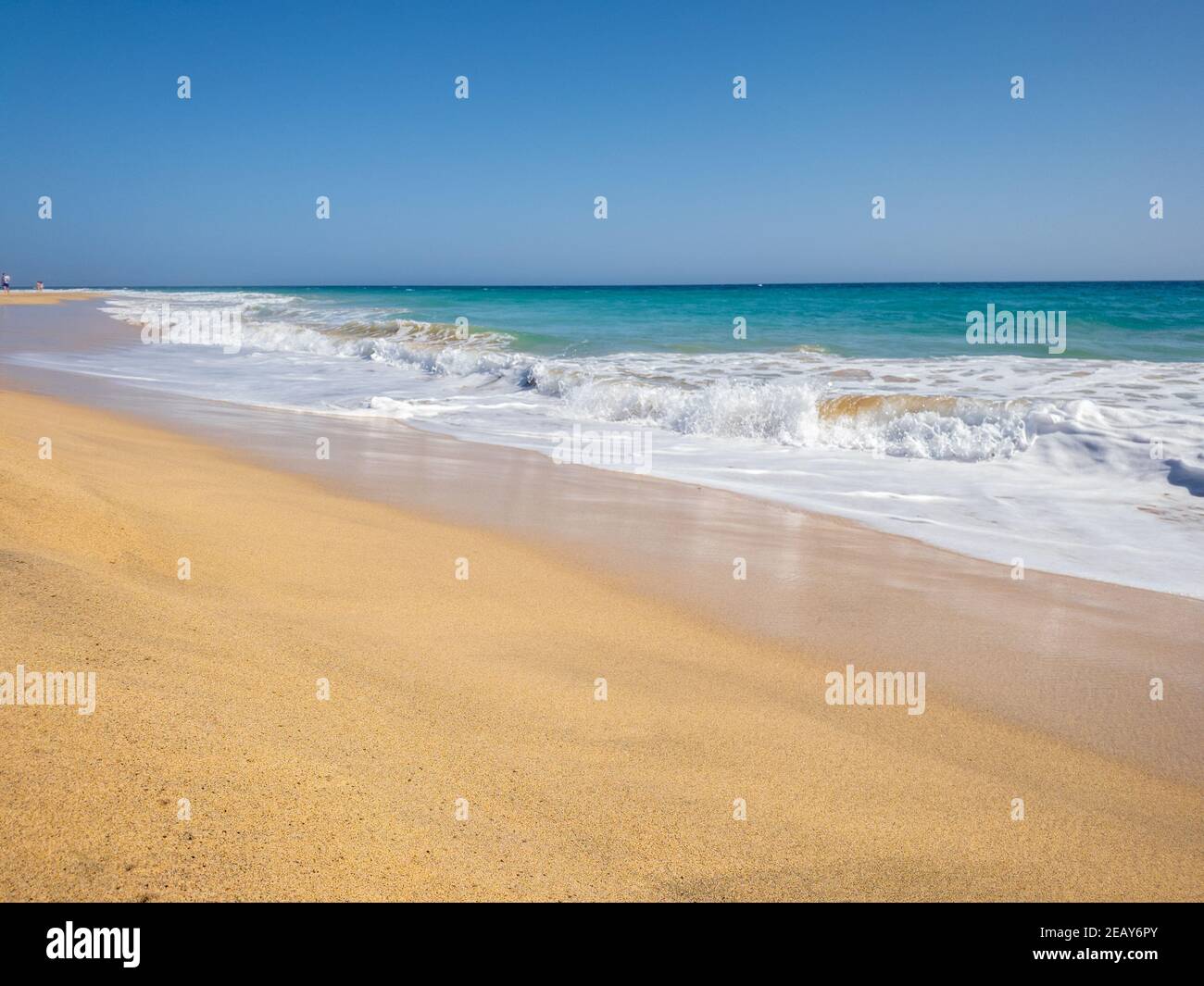 Splendide onde oceaniche sulla spiaggia di Morro jable, acque turchesi, vibrazioni estive Foto Stock