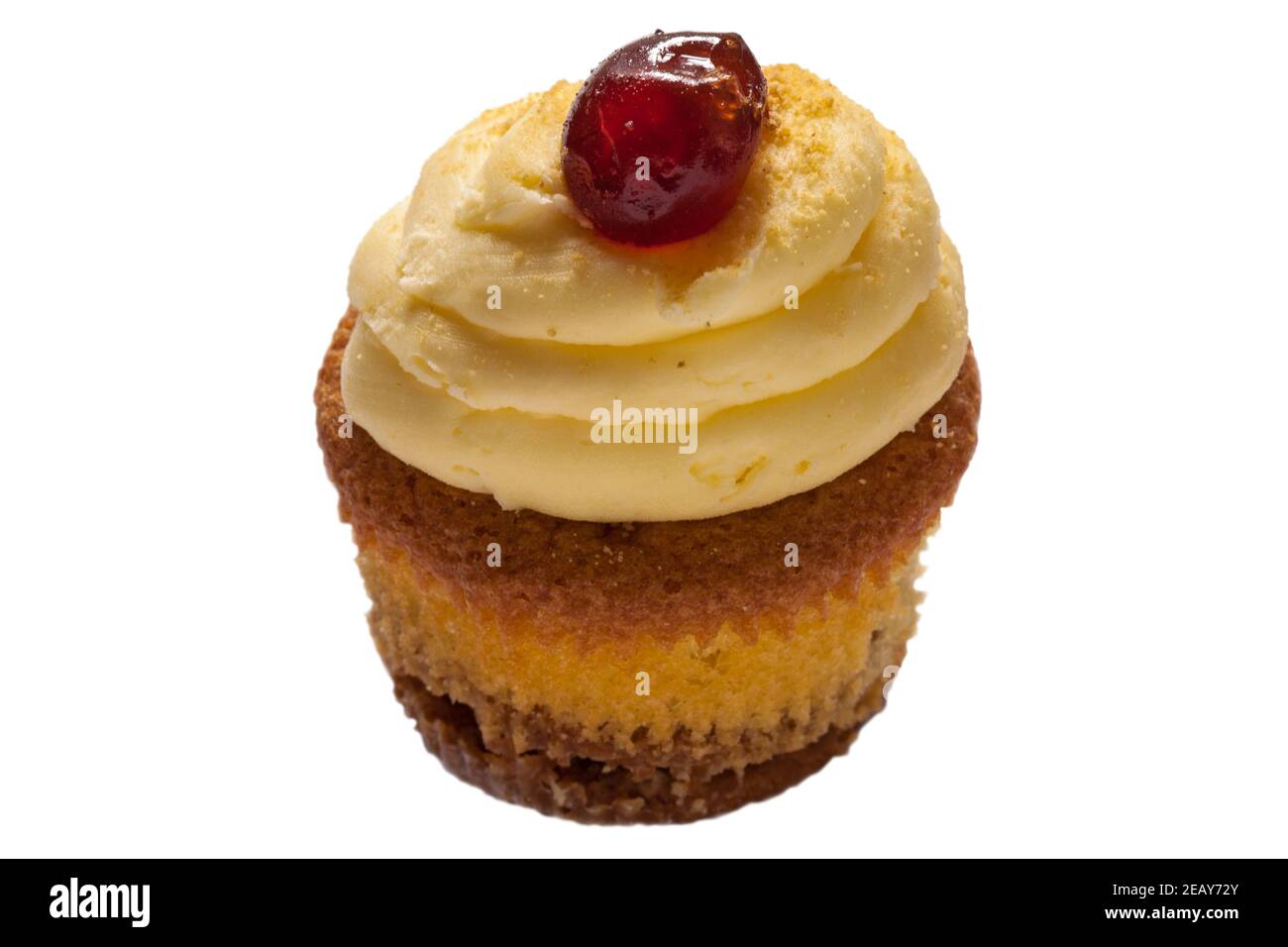 Biscake, biscotto incontra cupcake, Cake-well di ciliegia da M&S rimosso dal wrapper per vedere biscotto e torta isolato su sfondo bianco Foto Stock