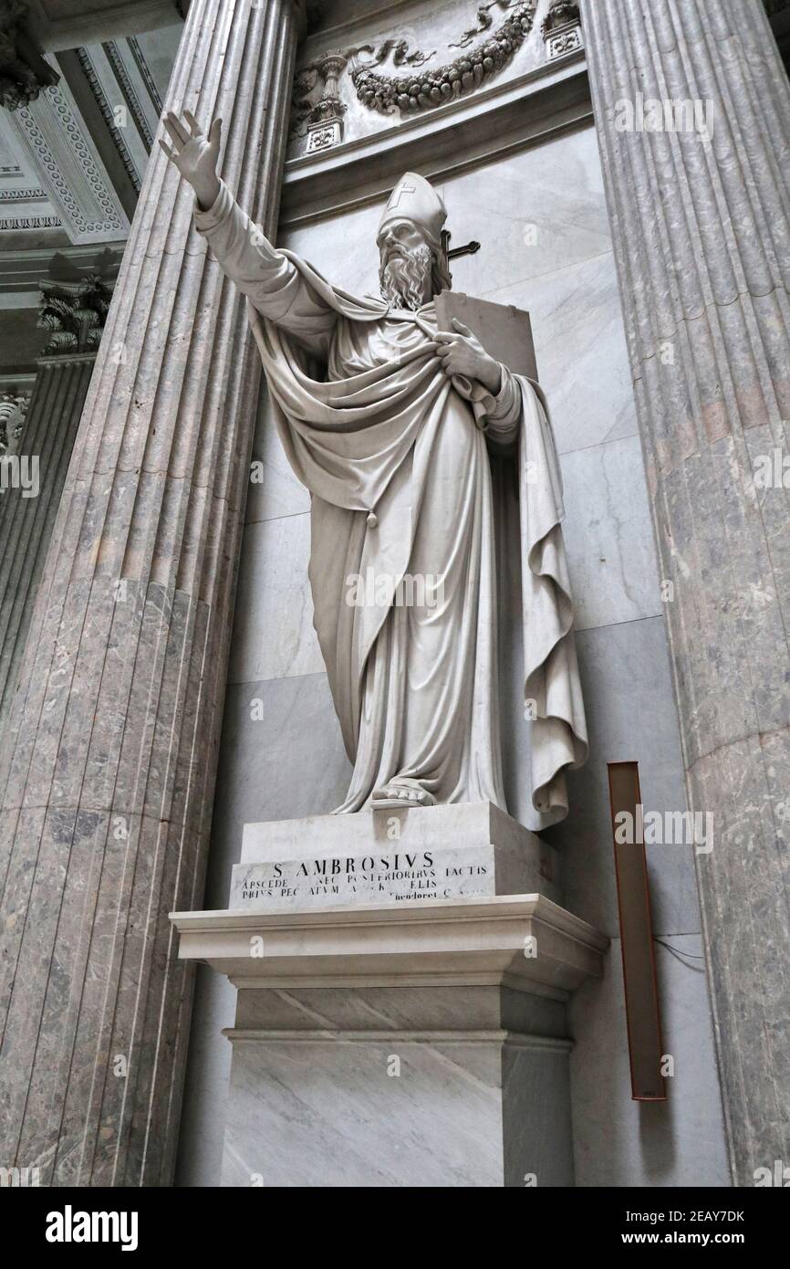 Napoli – Statua di Sant'Ambrogio nella Basilica di San Francesco Da Paola Foto Stock