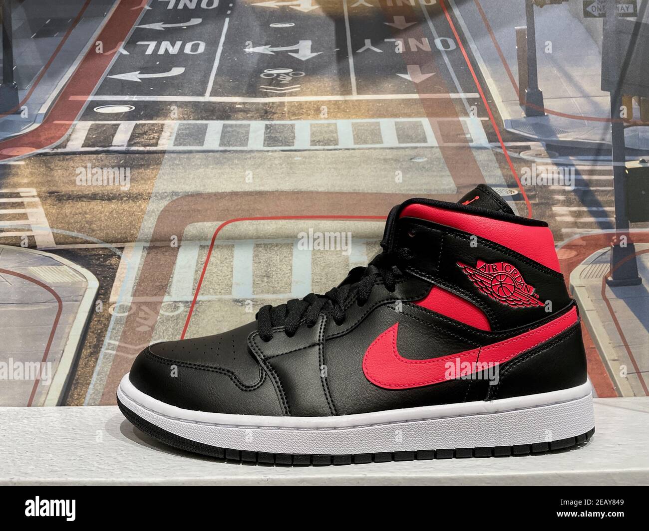 FRESNO, STATI UNITI - 10 febbraio 2021: Una foto ravvicinata della nuova  scarpa Nike High Top Air Jordan da uomo in nero e rosso con grafica  accattivante Foto stock - Alamy