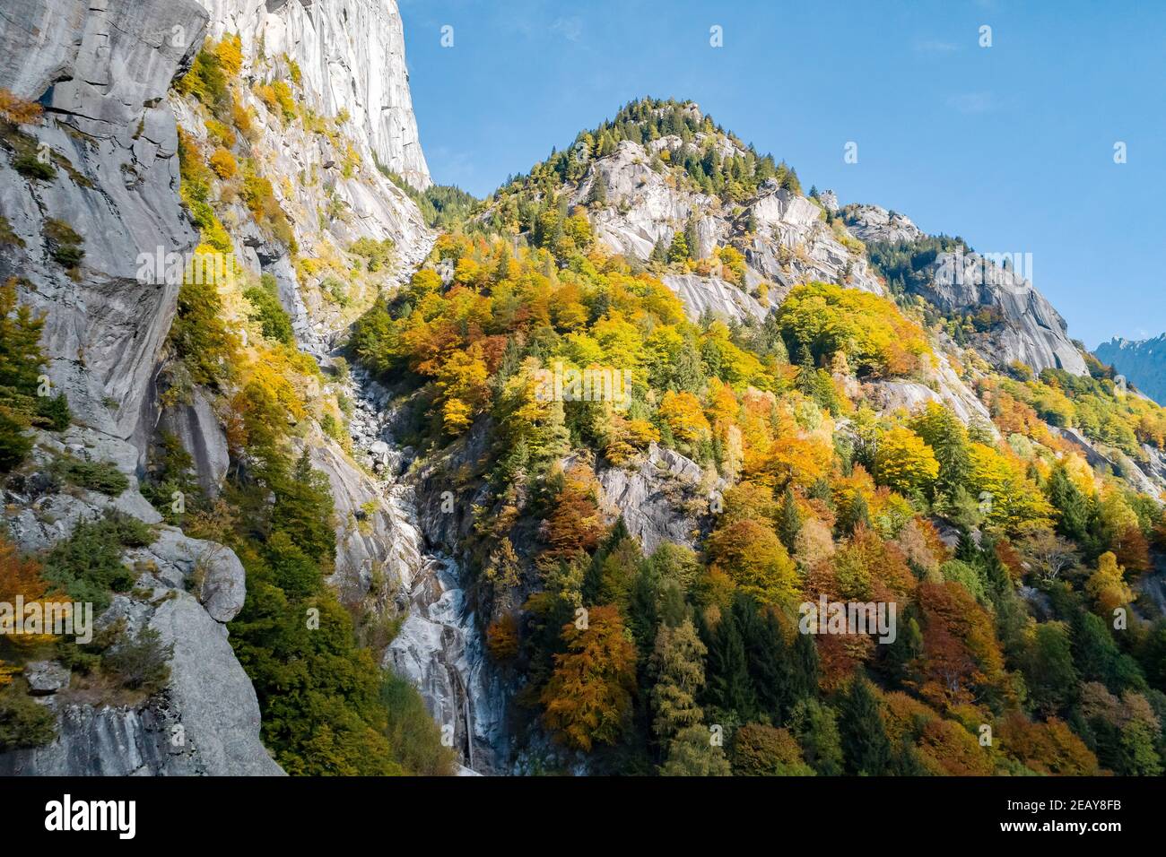 Val di Mello, Valtellina (IT), paesaggio autunnale, Vista aerea Foto Stock