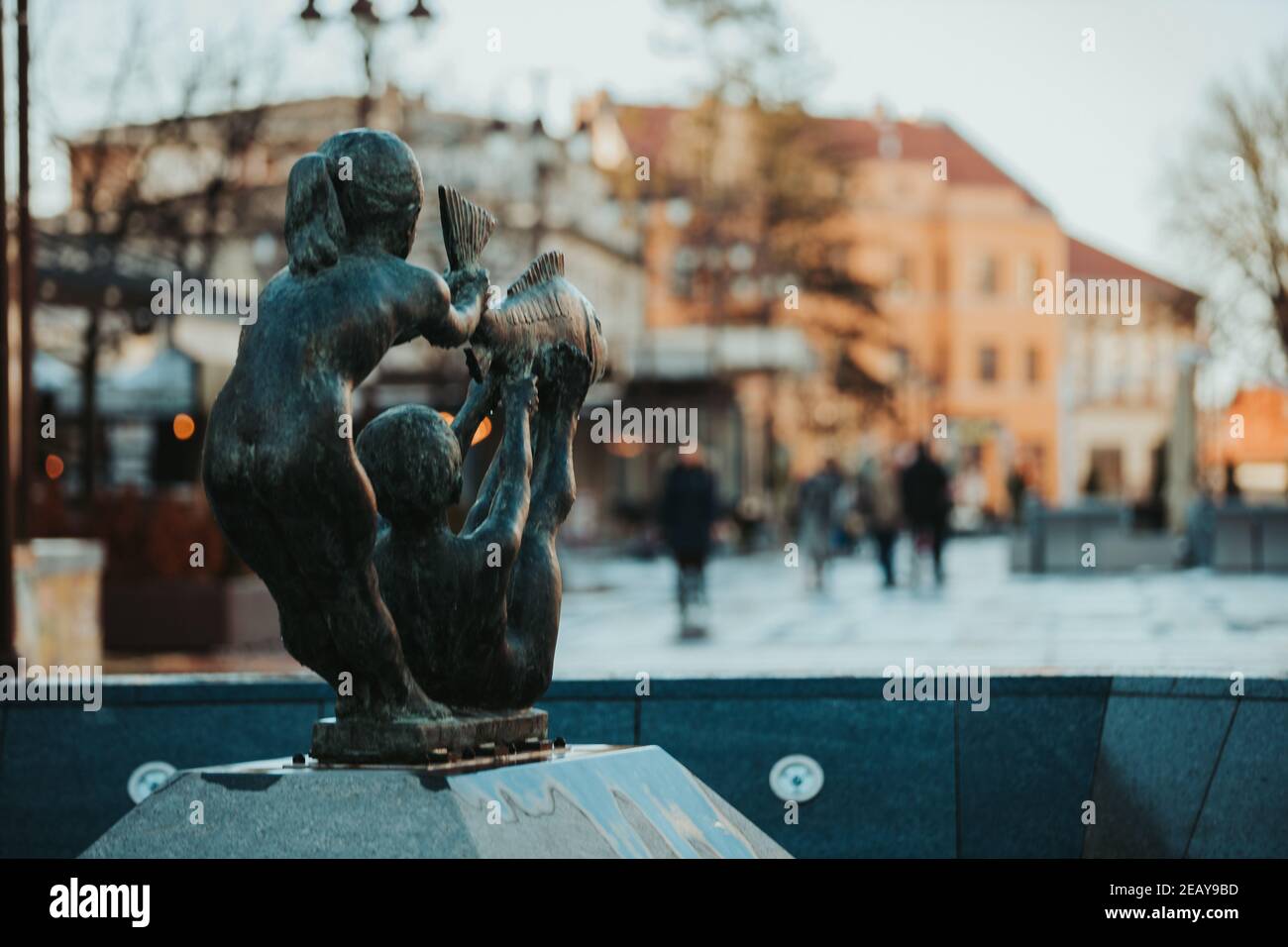 BRCKO, BOSNIA-ERZEGOVINA - 08 febbraio 2021: Scatto diurno di 'Fontana della giovinezza' di Sead Ekmecic nel distretto di Brcko, Bosnia-Erzegovina Fontana ml Foto Stock