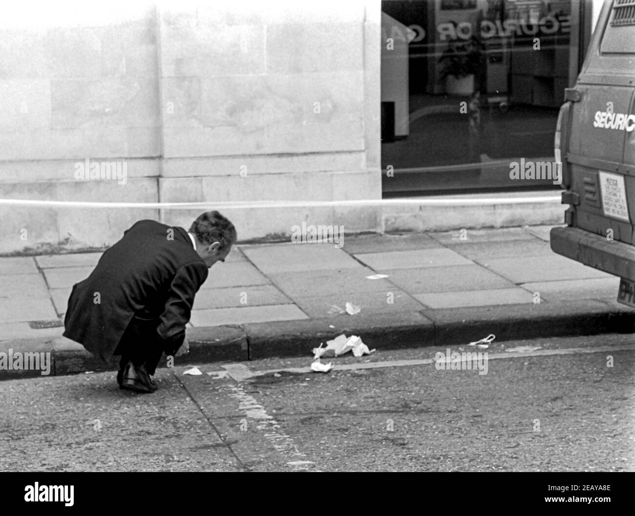 HEMEL HEMPSTEAD - INGHILTERRA 14 Apr 88: La polizia indaga sulla scena dell'assassinio di PC Frank Mason che ha affrontato rapinatori armati fuori Barclays Bank, Hem Foto Stock