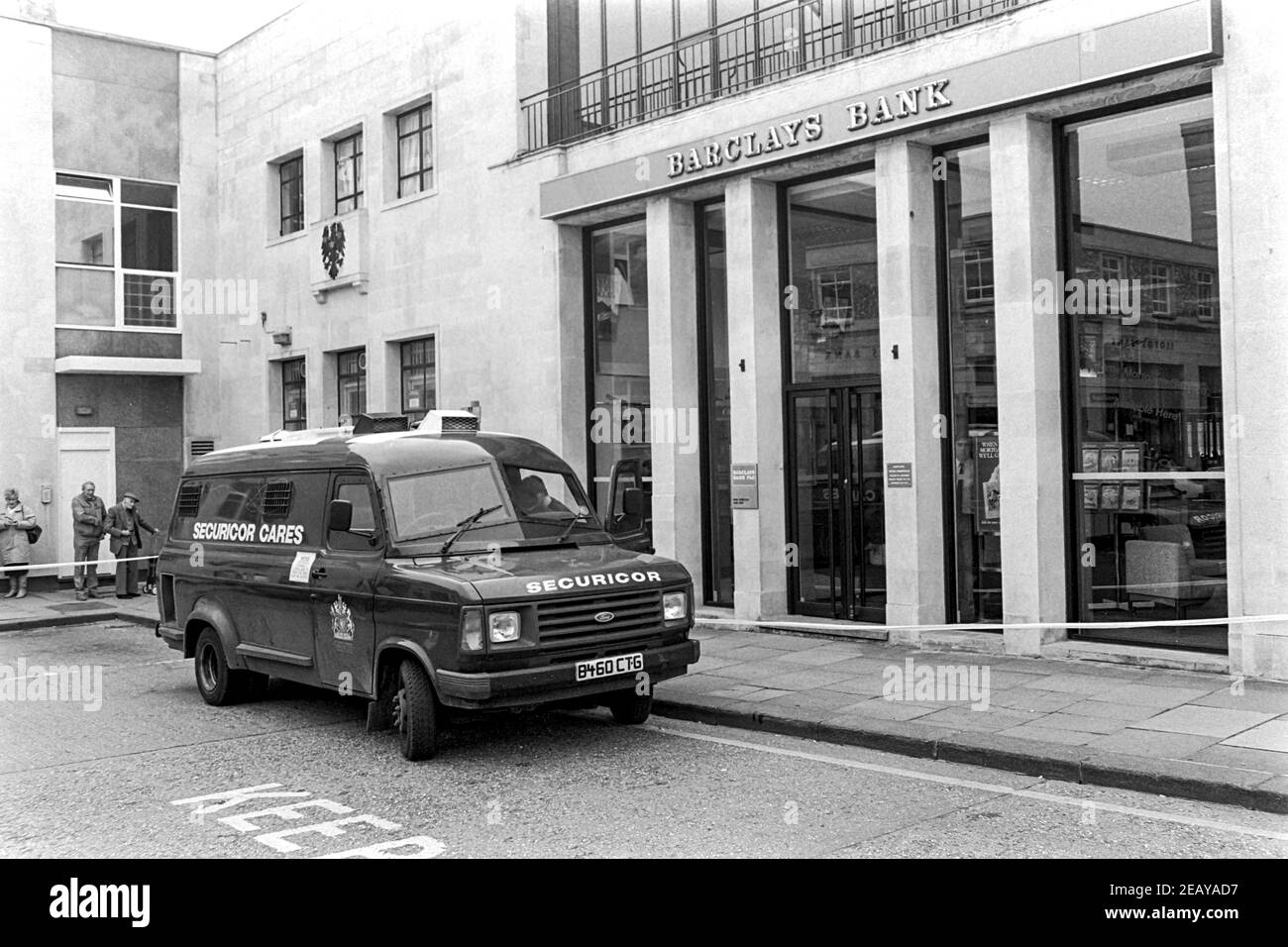 HEMEL HEMPSTEAD - INGHILTERRA 14 Apr 88: La polizia indaga sulla scena dell'assassinio di PC Frank Mason che ha affrontato rapinatori armati fuori Barclays Bank, Hem Foto Stock