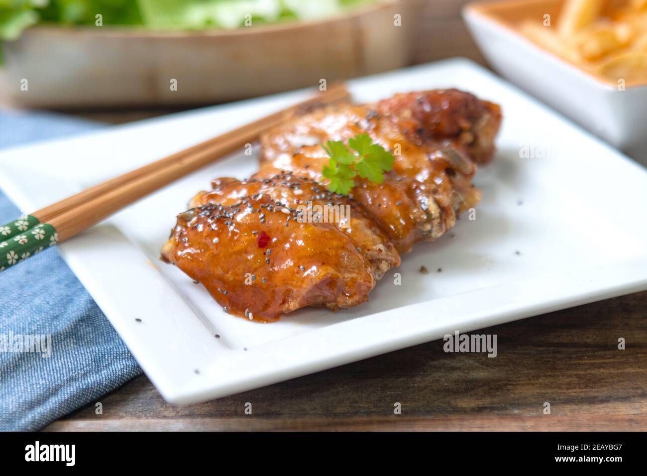 ali di pollo al chutney di mango con patatine fritte e insalata Foto Stock